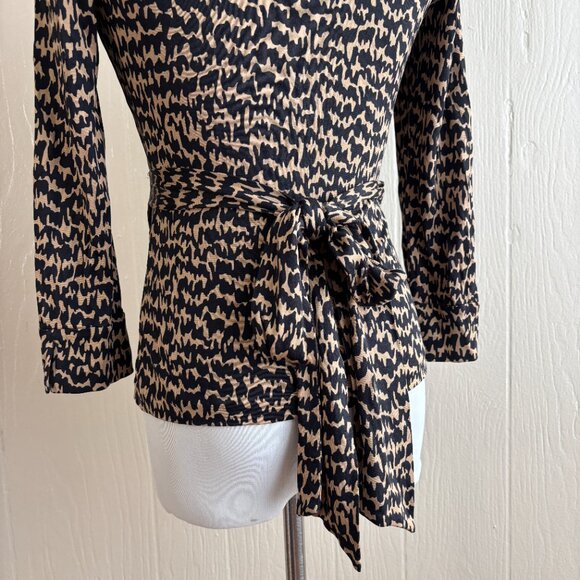 DVF Diane Von Furstenberg Vintage Silk Printed Flattering Collared Wrap Top - Picture 9 of 13